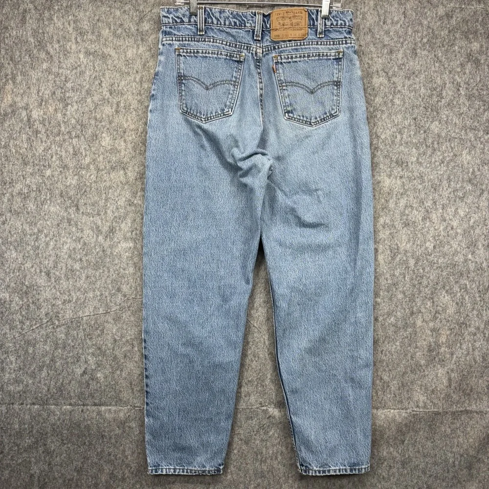 Levis waist 32